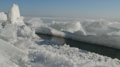 얼어붙은 바이칼 호수의 크레바스