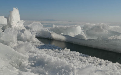얼어붙은 바이칼 호수의 크레바스